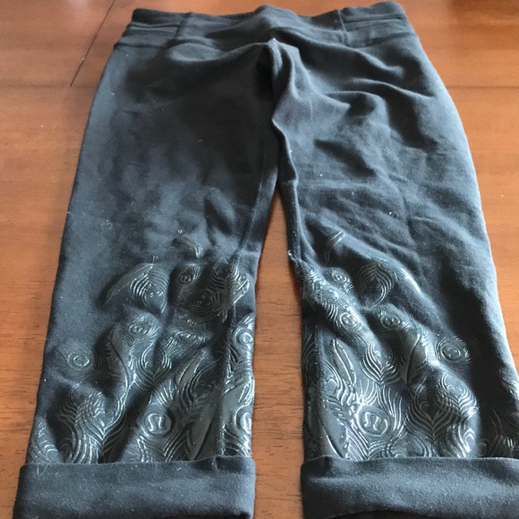 Lululemon Black Acro Crop Peacock Print - Picture 2 of 3